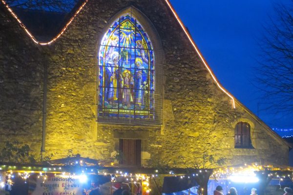 le marché, avec en arrière plan la verrière de l'église restaurée