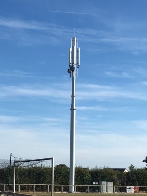 Pose d’un pylône de radiotéléphonie